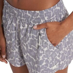 Vuori women’s M dash running shorts - buttery soft with multiple zip pockets